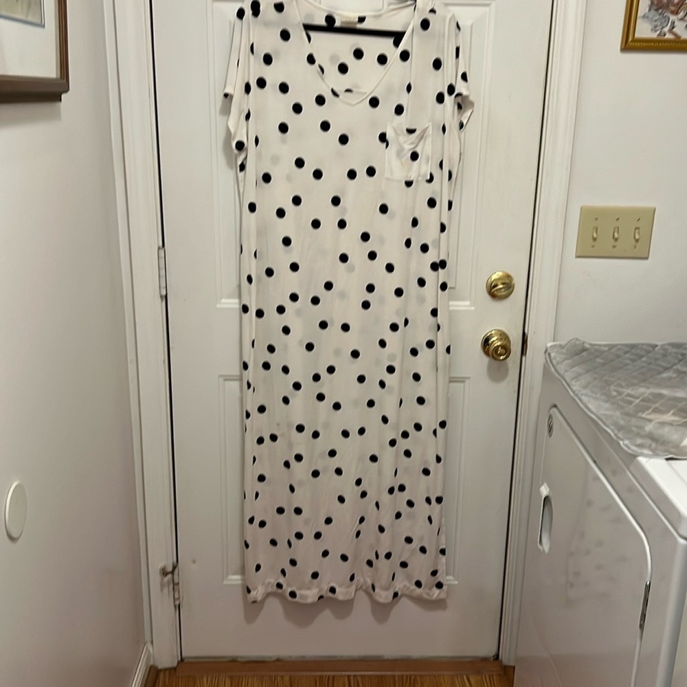 SOMA WHITE WITH BLACK DOTS LONG NIGHT GOWN SIZE XL 93% RAYON 7% SPANDEX WASHABLE